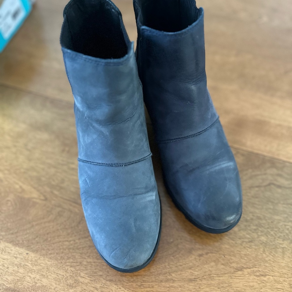 Sorel waterproof leather booties. Wedge heel, great traction, super comfortable. - Picture 4 of 6